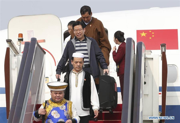 Delegates of Qinghai province to the 19th National Congress of the Communist Party of China arrive at the Capital International Airport in Beijing on Oct 15, 2017. (Photo/Xinhua)
