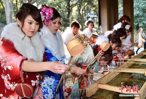 Twenty-year-old tour guides dressed in traditional kimonos attend a purification ceremony to celebrate Japan's Coming of Age Day at Tokyo's Meiji Shrine on Jan 8, 2016. Since tour guides will be busy working on Japan's national holiday Coming-of-Age Day on January 12, the company had a ceremony for them ahead of time. (Photo/Chinanews.com)