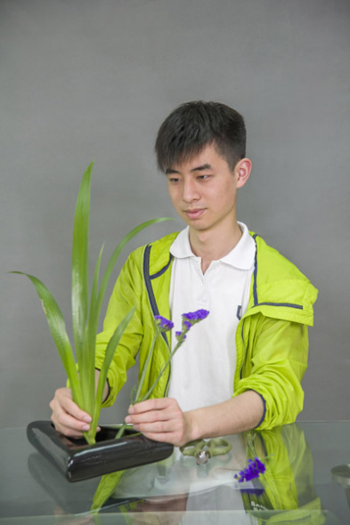 Pan Shenhan creates his floral design at the WorldSkills Competition in Abu Dhabi, United Arab Emirates. (Photo provided to chinadaily.com.cn)