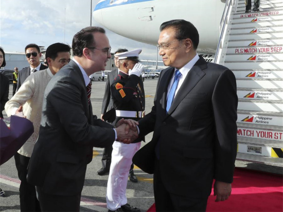 Chinese Premier Li Keqiang (R, front) arrives in Manila, the Philippines, Nov. 12, 2017, for an official visit to the Philippines and a series of leaders' meetings on East Asian cooperation. (Xinhua/Pang Xinglei)