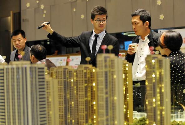 A salesman introduces a property project in Wuhan, Hubei province. (Photo by Miao Jian/For China Daily)