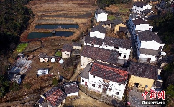 Aerial picture taken on Dec. 24, 2017 shows a traditional village in De Xing City, SE China's Jiangxi Province. (Photo/Chinanews.com)