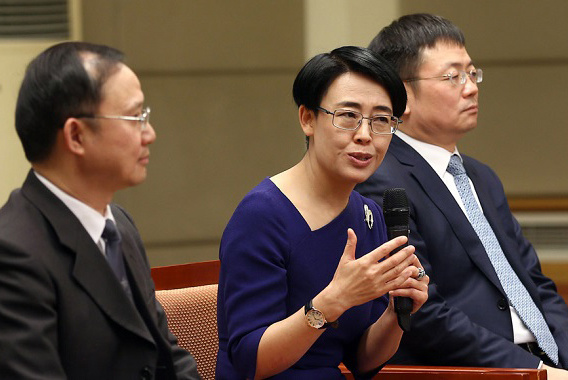 Jiang Lixin (center), vice-president of Fuwai Hospital, interacts with reporters at a news conference in Beijing on Wednesday. (Zou Hong/China Daily)