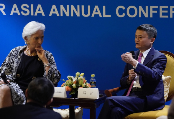 Jack Ma, founder and chairman of Alibaba Group, talk with IMF Managing Director Christine Lagarde on the sidelines of the Boao Forum on Monday. (Photo/Xinhua)
