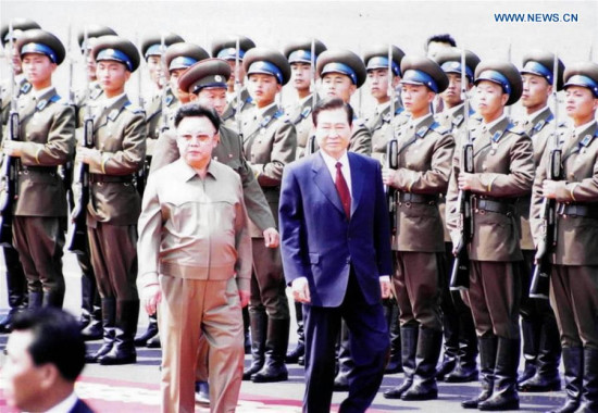Then South Korean President Kim Dae-jung (R, Front) and then top leader of the Democratic People's Republic of Korea (DPRK) Kim Jong Il (L, Front) review the guard of honor of DPRK in Pyongyang, capital of DPRK, on June 13, 2000. (Xinhua/Li Zhenyu)