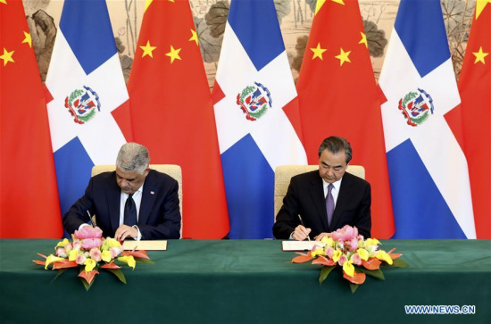 Chinese State Councilor and Foreign Minister Wang Yi (R) and Dominican Foreign Minister Miguel Vargas sign a joint communique on the establishment of diplomatic relations in Beijing, capital of China, May 1, 2018. (Xinhua/Ding Lin)