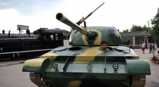 The replica of a Russian T-62 tank has the same length and width as the original one.