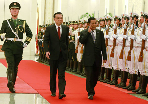 Premier Li Keqiang and visiting Cambodian Prime Minister Hun Sen inspect the guard of honor in Beijing on Sunday. FENG YONGBIN / CHINA DAILY