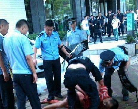 The man is detained by police.[Photo/southcn.com]