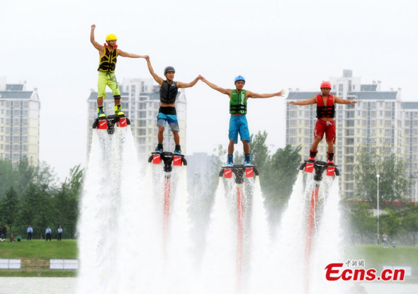 Athletes perform for audience during the 15th Asian Rowing Championships on September 25, 2013. The contest which has attracted 300 competitors kicked off on the same day in east China's Anhui province. [Photo: China News Service/ Zhang Yazi]