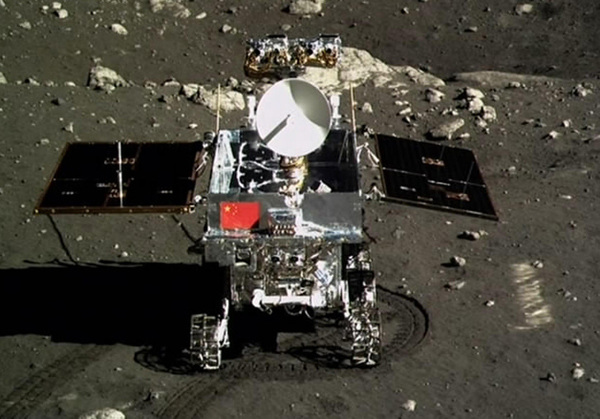 Yutu, China's first moon rover, is shown in this picture taken by lunar probe Chang'e 3's lander on Dec 15, 2013.[Photo / Xinhua]