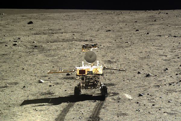 China's moon rover, <i>Yutu</i> (Jade Rabbit) is seen rolling on the surface of the moon in this photo taken on Dec 22 . [Photo/Xinhua]