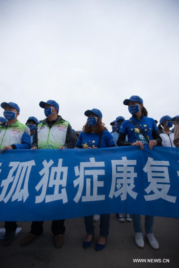Volunteers participate in a rally marking the World Autism Awareness Day in Yinchuan, capital of northwest China's Ningxia Hui Autonomous Region, April 2, 2014. (Xinhua/Chen Junqing)
