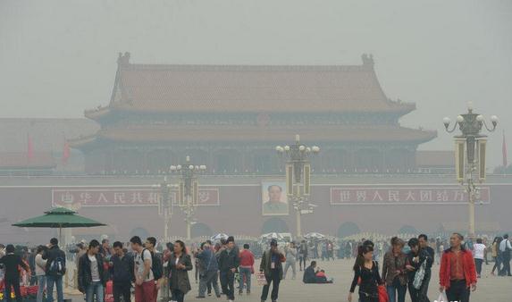 Visitors walk amid heavy smog at the Tian'anmen Square in Beijing on Wednesday, October 8, 2014. [Photo/ CFP]