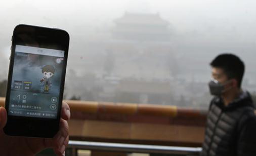 Apps on smartphones provide information about the weather as well as the emission of pollutants. [Photo by Zhu Xingxin/China Daily]  