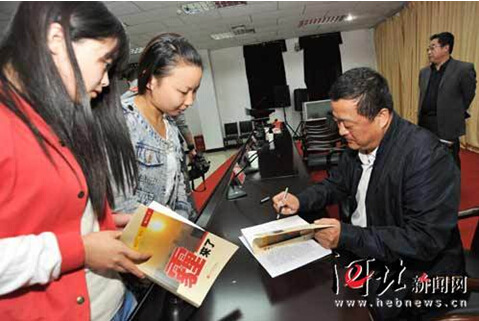 Li Chunyuan is at a book signing event in Langfang of Hebei province on Oct 17, 2014. [Photo/hebnews.cn]