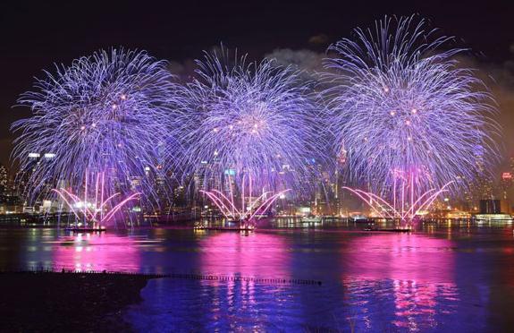 Fireworks designed by CAFA over the Hudson River, Feb 17, 2015. (Photo: art.china.cn)