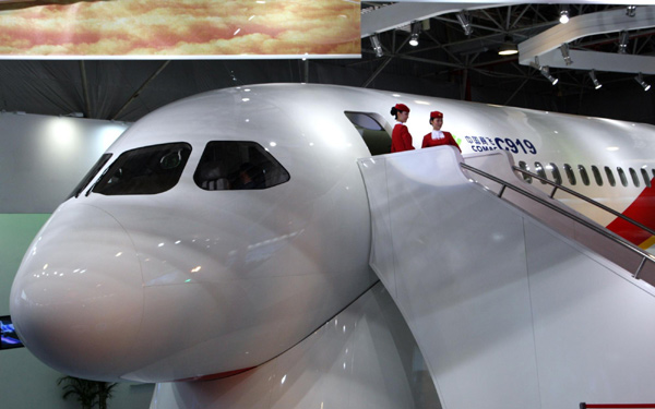 A model of the China-made C919 passenger airliner is seen at the 8th China International Aviation and Aerospace Exhibition in Zhuhai, South China's Guangdong province, Nov 15, 2010. (Photo/Xinhua)