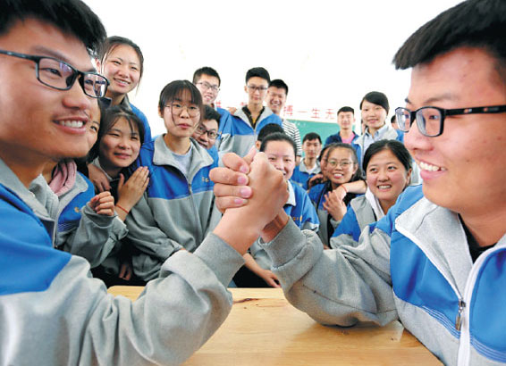 Students at No. 2 Middle School in Donghai county, Jiangsu province, seek diversion on Tuesday from the pressure of the upcoming gaokao, the national college entrance exam.Zhang Kaihu/for China Daily
