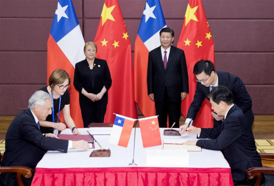 Chinese President Xi Jinping and his Chilean counterpart Michelle Bachelet witness the signing of a bilateral deal on upgrading the Free Trade Agreement (FTA) between the two countries in Da Nang, Vietnam, Nov. 11, 2017. (Xinhua/Ding Lin)