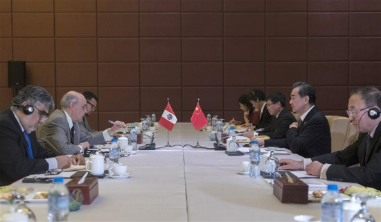 Chinese Foreign Minister Wang Yi (2nd R) meets with Peruvian Foreign Minister Ricardo Luna Mendoza in Da Nang, Vietnam, Nov. 11, 2017. (Xinhua/Fei Maohua)