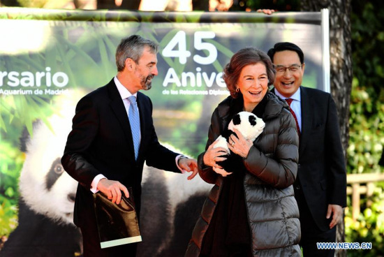 Queen Sofia of Spain (C) holds a giant panda doll during a signing ceremony in Zoo Aquarium in Madrid, Spain, on Feb. 23, 2018. (Xinhua/Guo Qiuda)