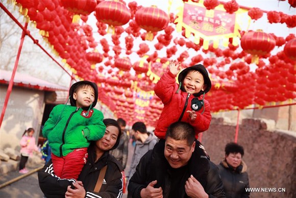 People visit a temple fair in Shijiazhuang, capital of North China's Hebei province, Feb 18, 2018, the fourth day of the Spring Festival holiday. (Photo/Xinhua)
