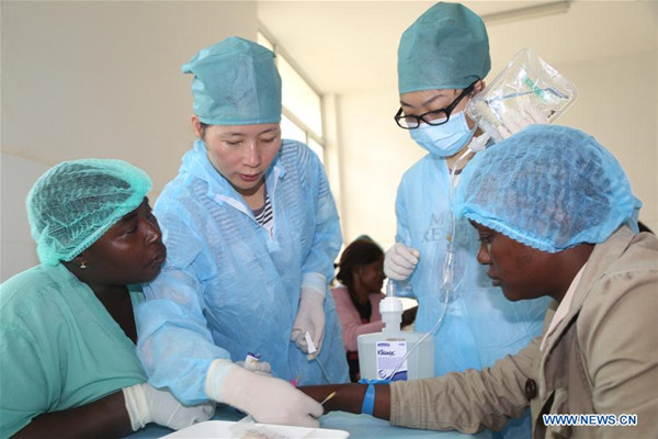 Medical members receive training from a medical team of China's People's Liberation Army (PLA), to fight against Ebola disease at a hospital in Freetown, capital of Sierra Leone, Dec. 10, 2014.  (Xinhua/Dai Xin) 