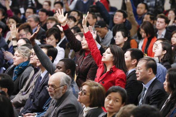 Domestic and foreign reporters vie for a chance to ask a question during a news conference with Foreign Minister Wang Yi on Thursday.(Photo by Kuang Linhua/ China Daily)