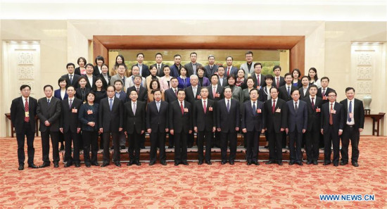 Wang Yang (8th R, front), a member of the Standing Committee of the Political Bureau of the Communist Party of China Central Committee, and chairman of the National Committee of the Chinese People's Political Consultative Conference (CPPCC), meets with journalist representatives of major domestic media outlets at the Great Hall of the People in Beijing, capital of China, March 15, 2018. (Xinhua/Pang Xinglei)
