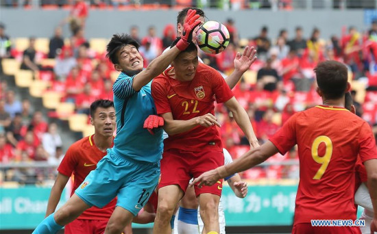 Yan Junling (1st L), goalie of China, saves during the match between China and the Czech Republic at the 2018 China Cup International Football Championship in Nanning, capital of south China's Guangxi Zhuang Autonomous Region, March 26, 2018. (Xinhua/Cao Can)