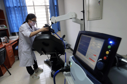 A doctor treats a patient with a sleep disorder at Peking University Sixth Hospital in Beijing. (Photo/Wang Zhuangfei)