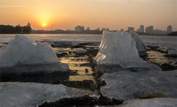 As temperatures rise above freezing in Changchun, capital of Northeast China's Jilin province, ice on Nanhu Lake is beginning to melt. (Photo for chinadaily.com.cn/Xixingyushe)