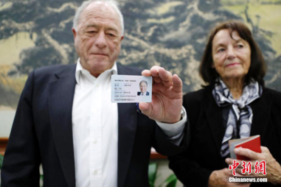 Kurt Wthrich, Swiss scientist and Nobel Prize winner for Chemistry in 2002, shows his permanent residence card at the Shanghai Exit-Entry Administration Bureau, April 2, 2018. (Photo/China News Service)