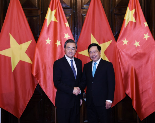 State Councilor and Foreign Minister Wang Yi (L) shakes hands with Vietnamese Deputy Prime Minister and Foreign Minister Pham Binh Minh in Hanoi, April 1, 2018. (Photo/Xinhua)