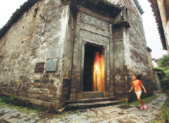 Likeng village in Wuyuan, Jiangxi province, is home to more than 120 historic buildings dating back to the Ming Dynasty (1368-1644). (Zhang Weiguo/Xinhua)