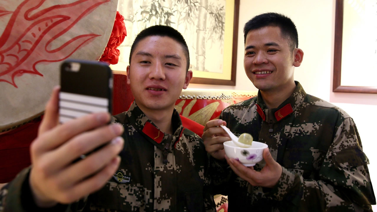 China's army relaxes rules on smartphone and internet usage 