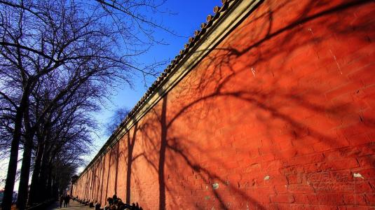 'Red wall' opens doors in Beijing