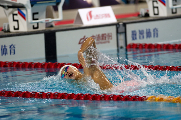 World and Olympic champion Sun Yang acknowledges the crowd after winning the 800 meter freestyle final in 7:50.47 at the China National Swimming Championships in Taiyuan, Shanxi province, on Saturday. ��Photo/Xinhua��