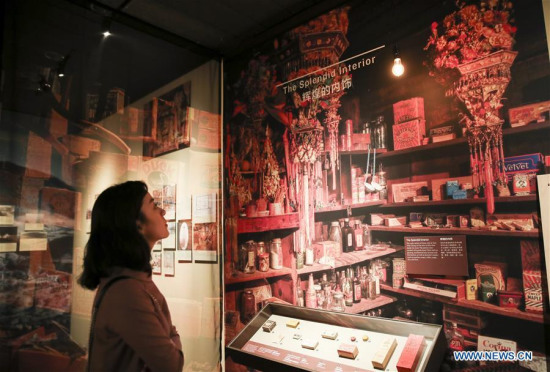 A journalist looks at exhibits during the press preview of Chinese Medicine in America: Converging Ideas, People and Practices and On the Shelves of Kam Wah Chung & Co. in the Museum of Chinese in America in New York, the United States, April 25, 2018. (Xinhua/Wang Ying)