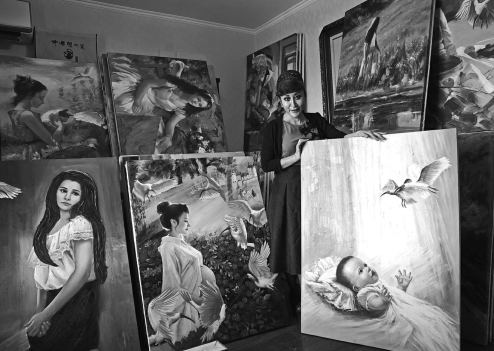 Yan Zi's works are about humans and nature, with crested ibis being the true representative of nature. (Photo by Huo Yan/China Daily)