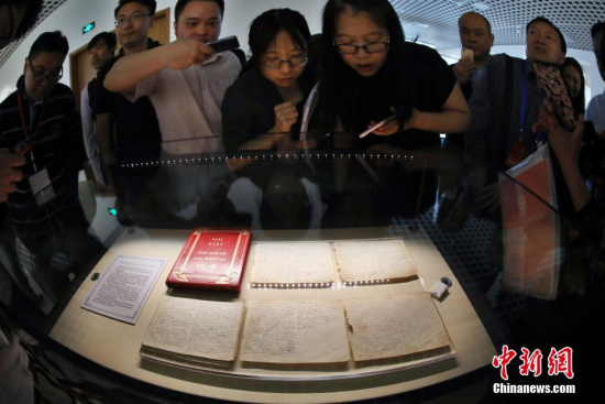 Visitors look at Karl Marx's original manuscript called Brsseler Hefte, Brussels Notes, at an exhibition to mark the 200th anniversary of his birth at the Nanjing University in Nanjing City, East China's Jiangsu Province, May 3, 2018. (Photo: China News Service/Yang Bo)