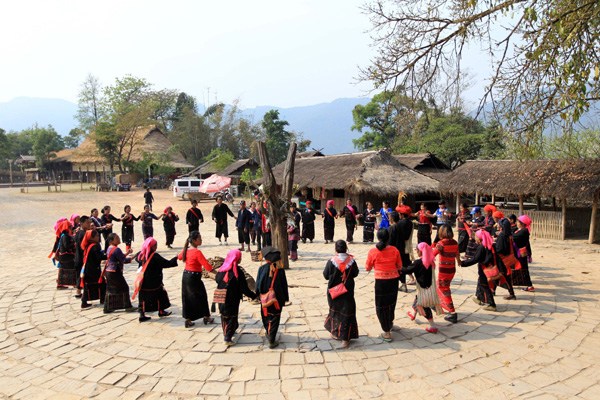 Tourists and the locals dance in a circle at Wengding village in Southwest China's Yunnan province, on March 22, 2018. (Photo/Xinhua)
