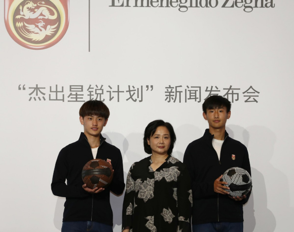 Wen Jialong (left) and Li Jiawei (right) pose with a guest on the opening ceremony of the outstanding rising star project in Beijing, May 7. (Photo/Xinhua)