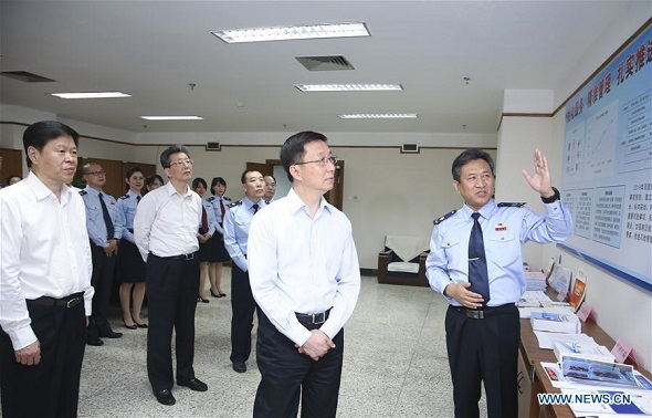 Chinese Vice Premier Han Zheng, also a member of the Standing Committee of the Political Bureau of the Communist Party of China Central Committee, makes an inspection trip to the Beijing Municipal Office of State Administration of Taxation and Beijing Local Taxation Bureau, in Beijing, capital of China, May 10, 2018. (Xinhua/Yao Dawei)