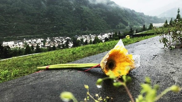 On each years Spring Festival and Qingming Festival (Tomb-Sweeping Day), Zhou Yuye and her mother Yu Qin attend a mass grave outside the 5.12 Wenchuan Earthquake Epicenter Yingxiu Memorial to remember her father Zhou Lunju and teacher Zhang Miya. (Dara Wang/China Daily)