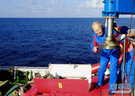 Wang Pinxian, 82, is about to enter the cabin of Shenhai Yongshi, or Deep-Sea Warrior, for a dive in the South China Sea on the exploration ship Tansuo-1 yesterday, becoming the oldest passenger of the manned submersible so far. (Photo/Xinhua)