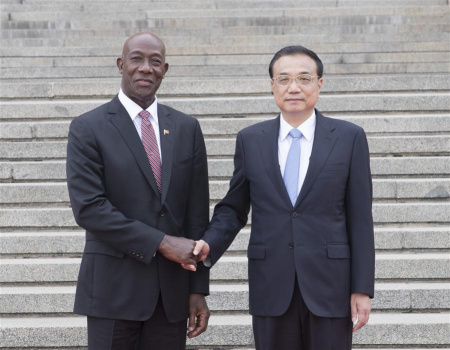 Chinese Premier Li Keqiang (R) holds a welcome ceremony for Prime Minister Keith Rowley of Trinidad and Tobago before their talks in Beijing, capital of China, May 14, 2018. (Xinhua/Wang Ye)