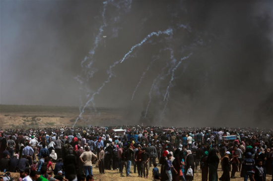 Palestinian protesters clash with Israeli troops near the Gaza-Israel border, east of Gaza City, on May 14, 2018. More than 40 Palestinians, including children, were killed Monday in a day of violent clashes with Israeli forces on Israel's southern border with Gaza, according to the Gaza health ministry. (Xinhua)