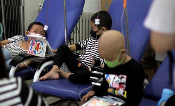 Young cancer patients undergo infusions at Beijing Children's Hospital. The number of children with cancer in China had reached 220,000 by 2014. (Ren Fangyan/For China Daily)
